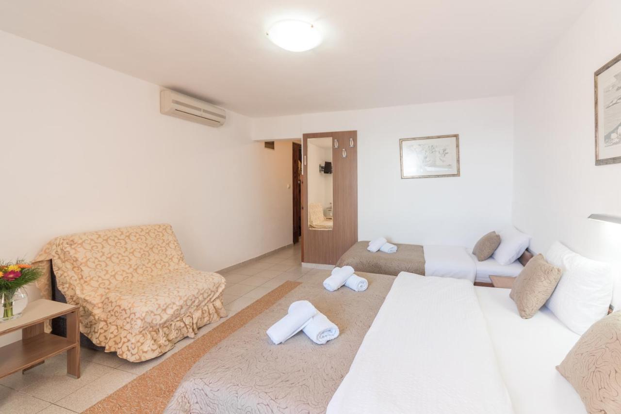 R Club Apartments Old Town Budva Exteriör bild